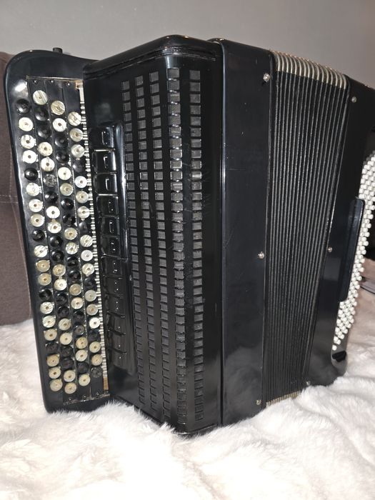 Продам баян Россия