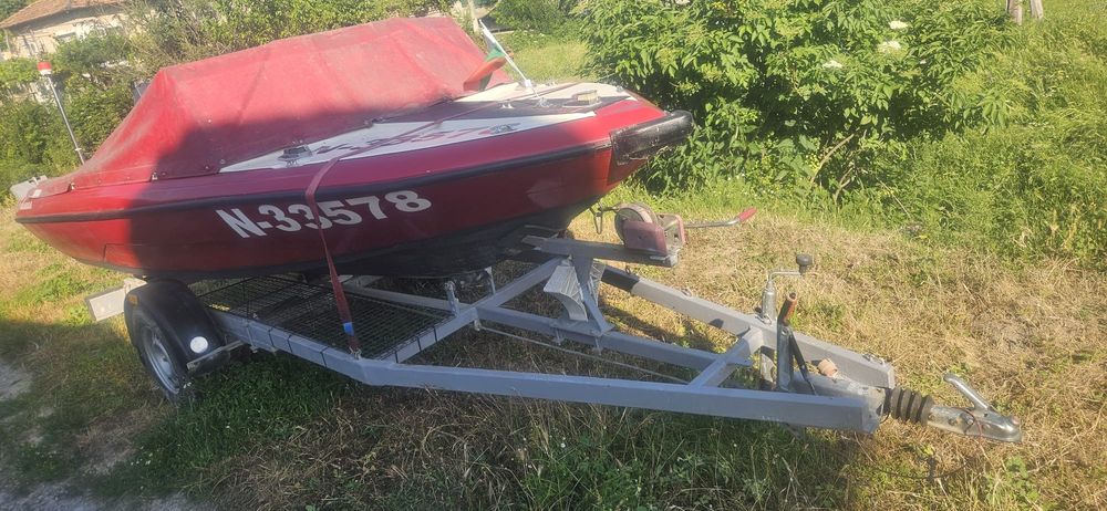 Продавам моторна лодка Sun Runner 430 с двигател Mariner 80 HP
