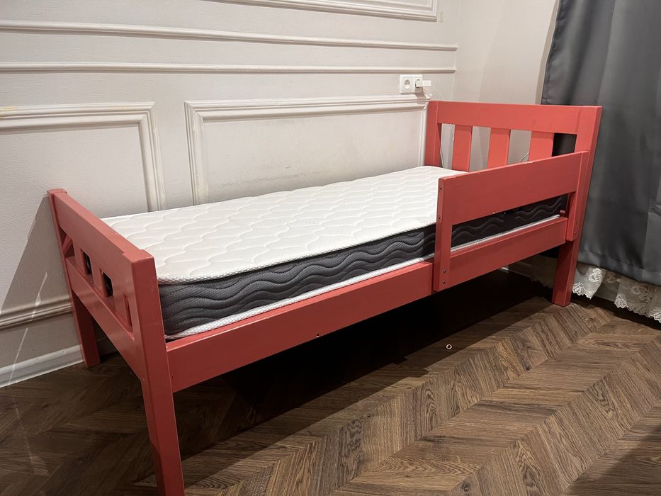 Детская кровать и матрас