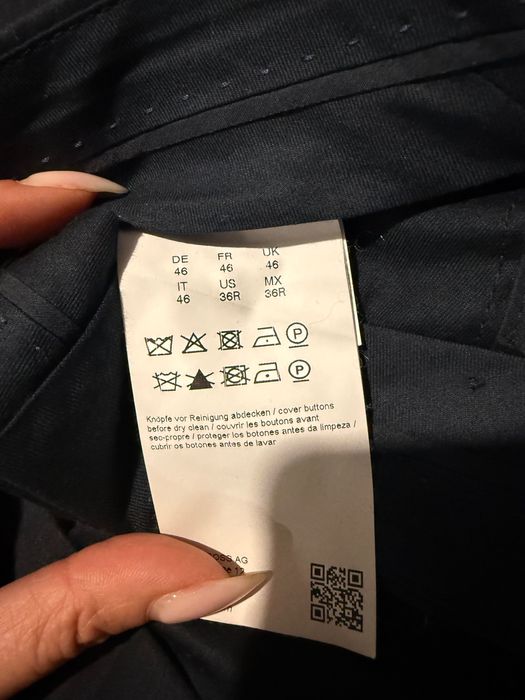 Костюм на Boss перфектен