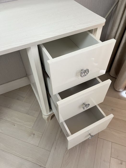 Косметикалық столик айнасымен