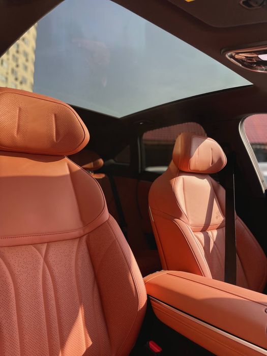 Белая машина Диипал