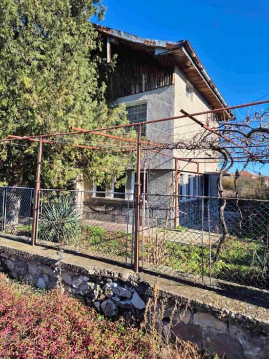 Продава къща в с. Сарая