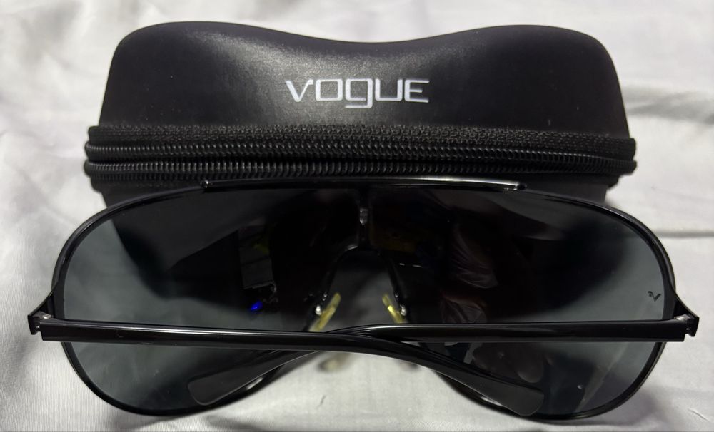 Слънчеви очила Vogue VO3807S черни +калъф