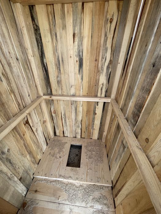 Туалет уличный из доски