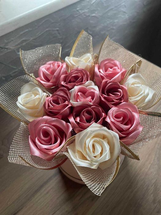 Ръчно изработени букети от сатенени панделки и восък.