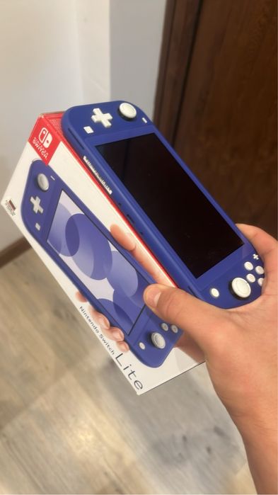 Продавам nintendo switch lite в отлично състояние