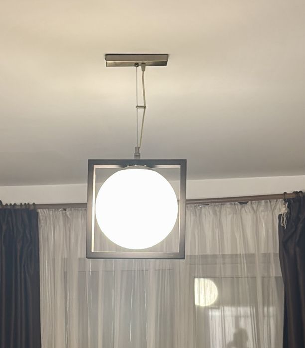 Vand comoda, masa, scaun birou, lumina suspendata, bicicleta