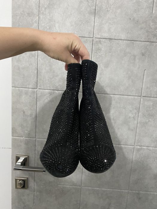 Красивые ботильоны со стразами