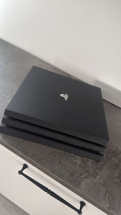 PlayStation 4 Pro 1 TB + 2 manete