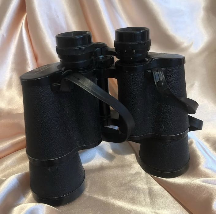 Binoclu HUNTER 10x50, în stare bună de funcționare