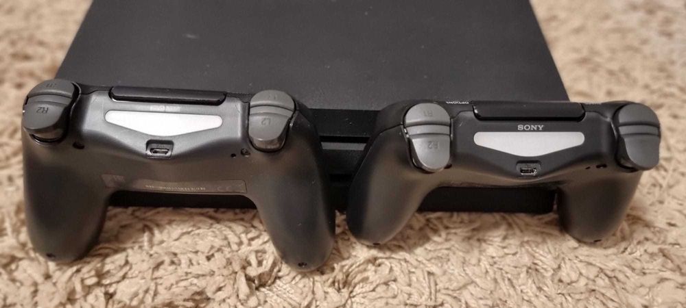 Vanzare PlayStation 4 PRO + 2 Controllere in stare impecabila de functionare.