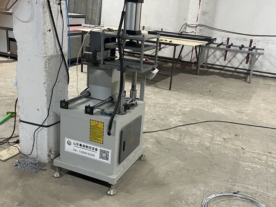 Продается алюминий двери и окна станок