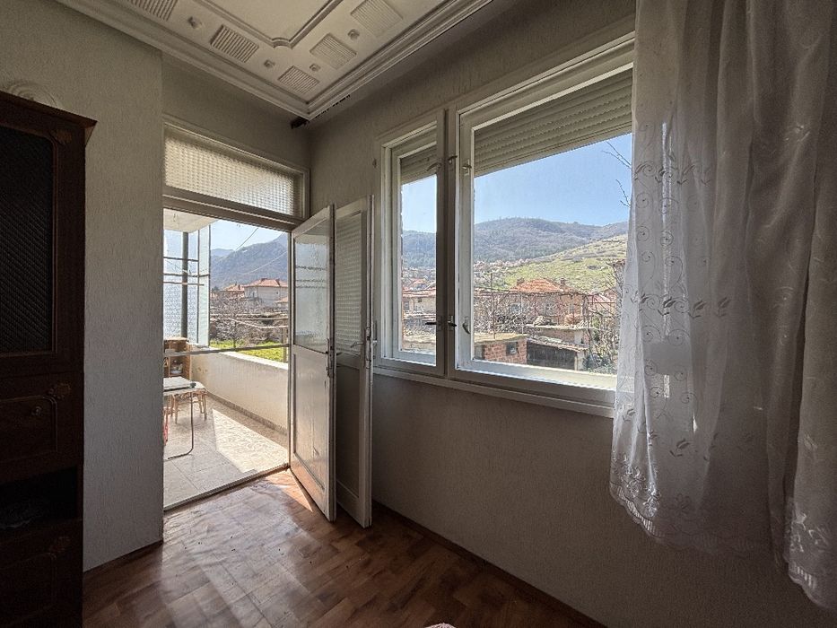 Просторен етаж от къща – 200 кв.м – гр. Кричим