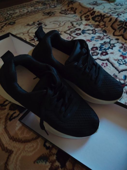 Продам чёрные кроссовки