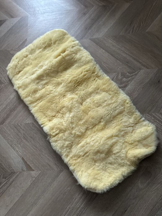 Страхотна подложка за количка от агнешка кожа