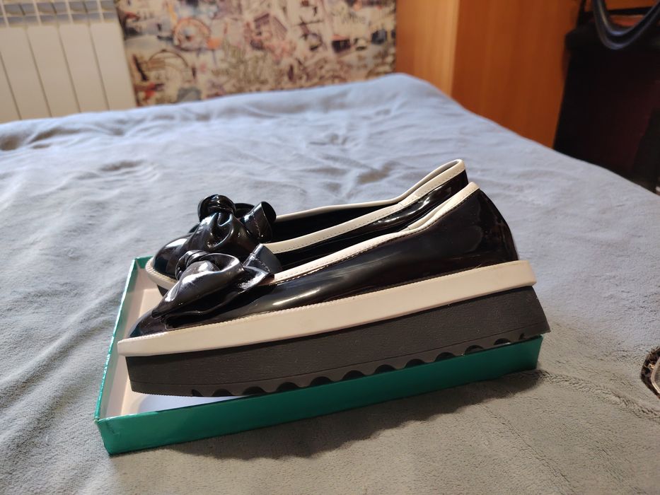 Продам туфли женские лаковые
