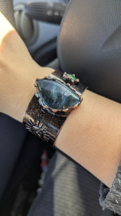 Гривна с естествени камъни и материали.