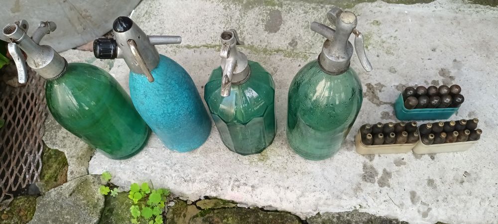 Sticle vechi Sifon cu 3 cutii cu elemenți de încărcare ff vechi 4 buc.