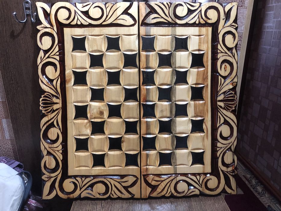 Нарды с чехолом. И с рисункам.Резной.