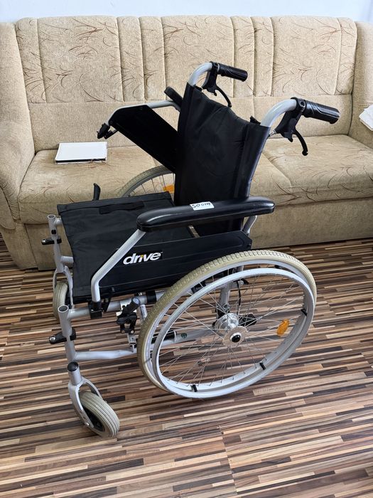 Carut scaun rulant medical handicap dizabilitati batrani (ca nou)