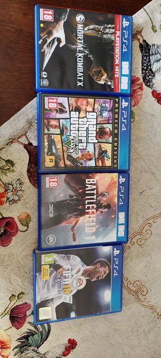 PS4 със кабели и 2 джойстика и 4 игри