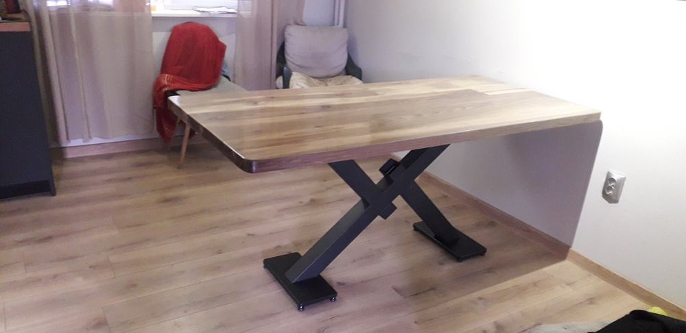 Маси и пейки от масив с метални крака