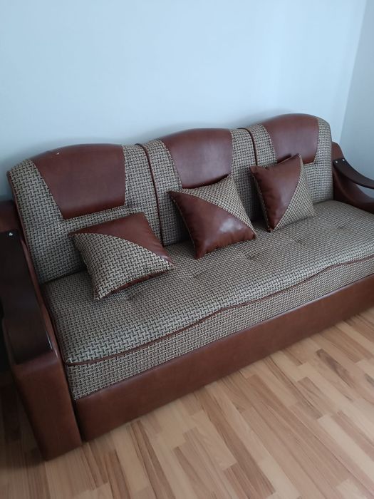 Canapea extensibilă 3 locuri cu saltea Relaxa – stare impecabilă