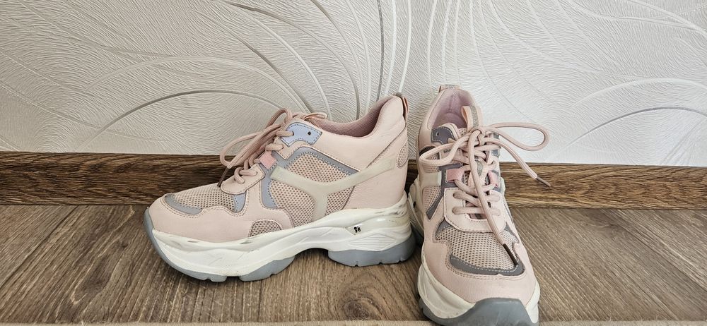 Кроссовки женские