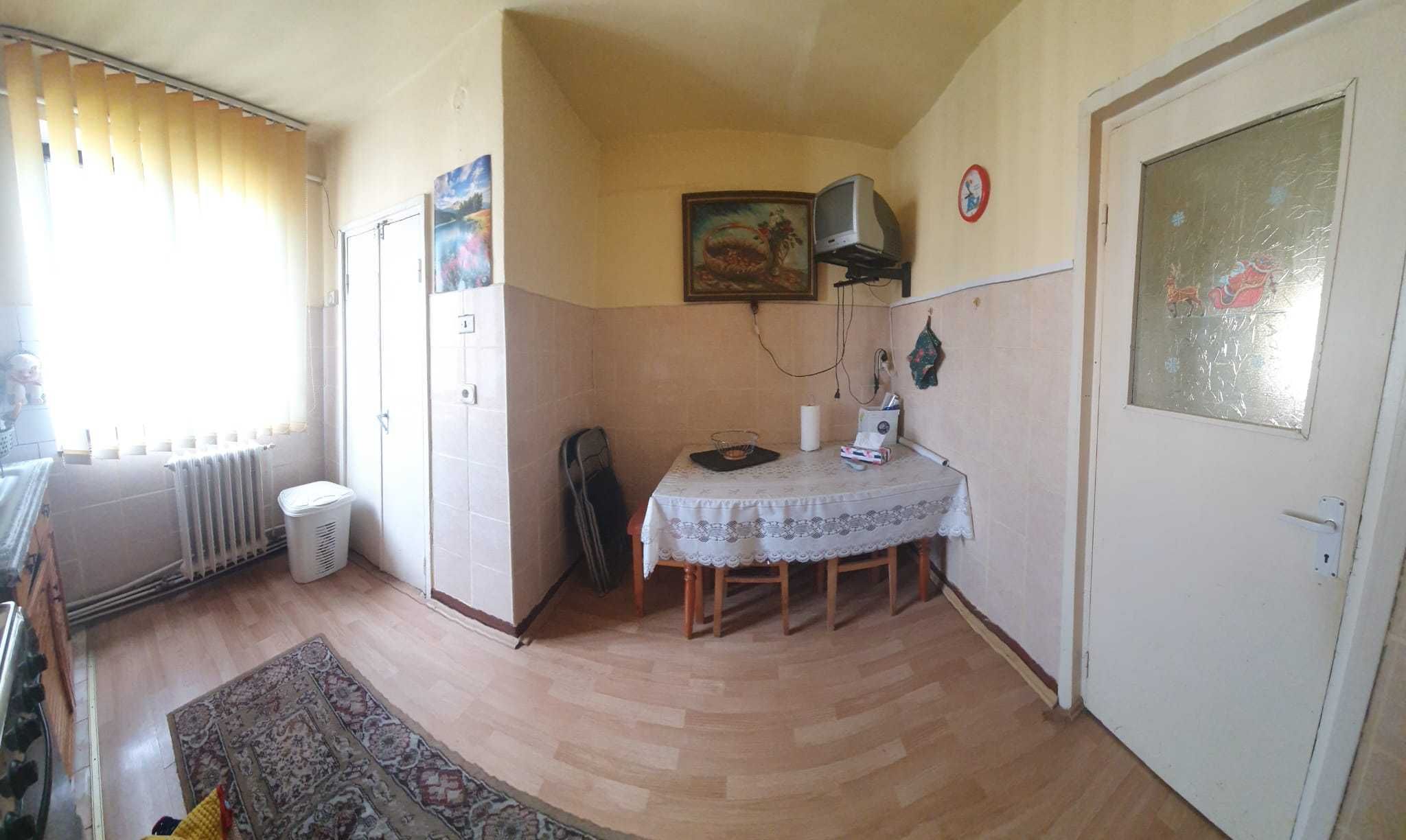 Vand Urgent Apartament 4 Camere, Decomandat Orastie • OLX.ro