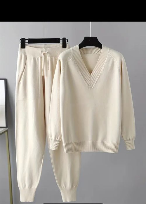 Compleu din tricot fin