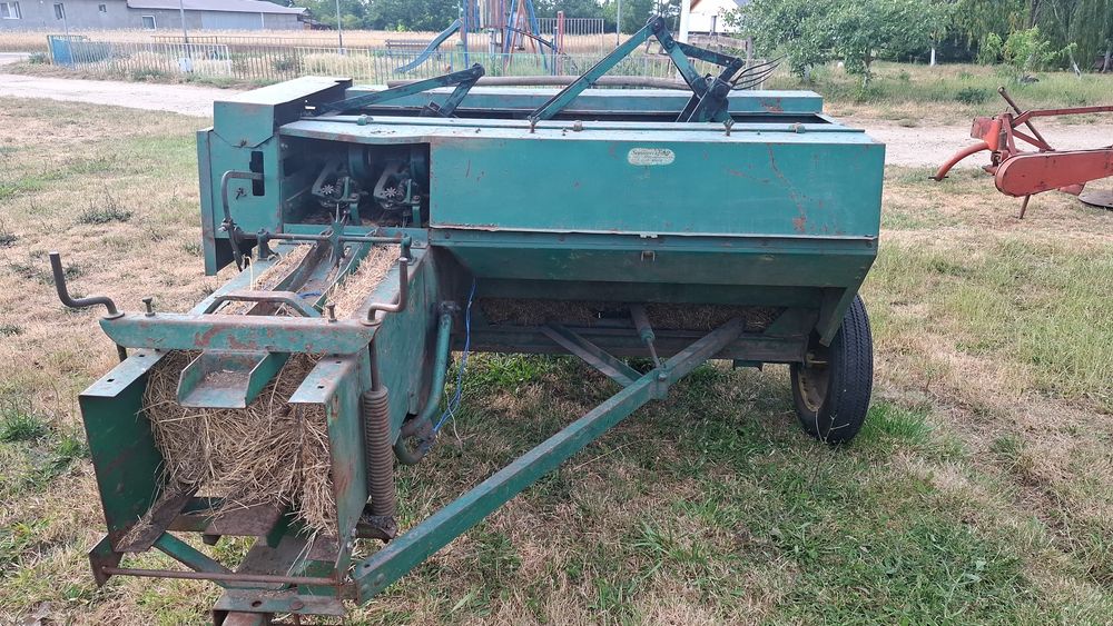 Vand sau schimb presa john deere CB300