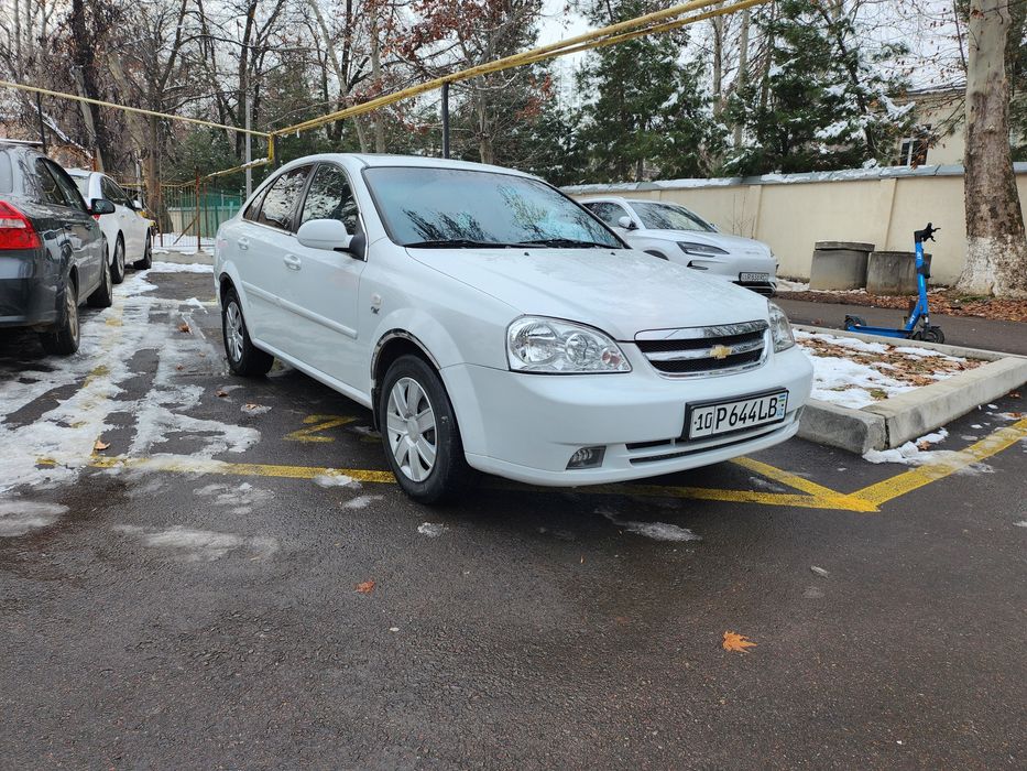 Срочно Lacetti-1.6 АВТОМАТ. 2013г НЕбитая НЕгнилая. Звонить 12до20 час