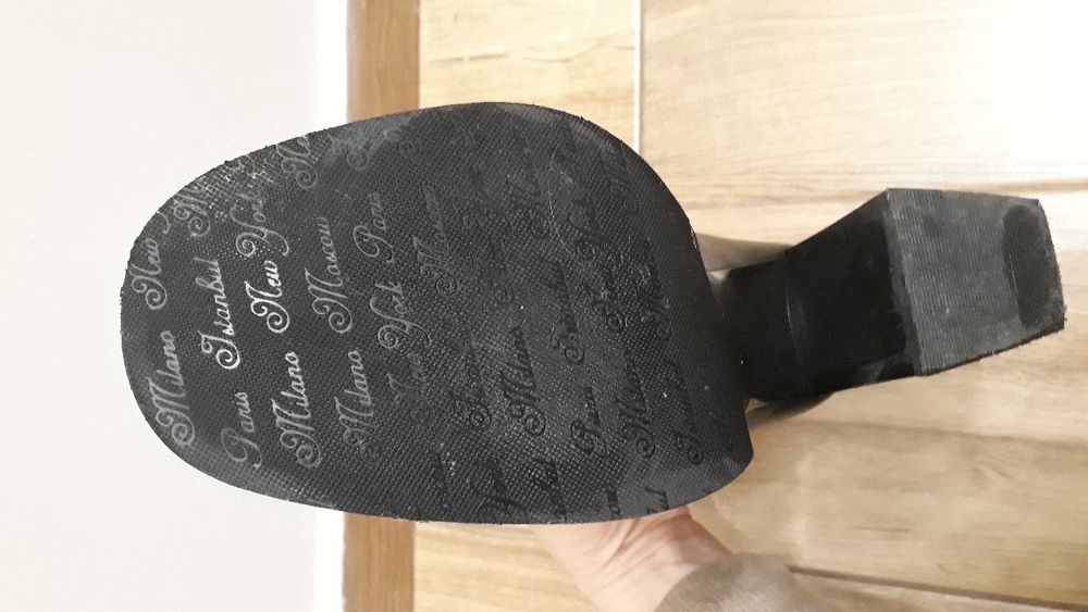 Продавам Боти Bianki