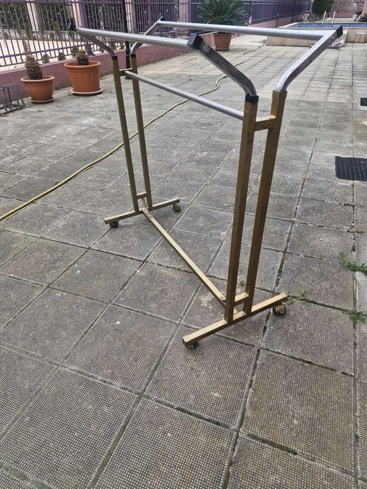 Щендери за дрехи на колелца