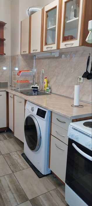 Кухня с гръб, плот, мивка, 4 кухненски стола