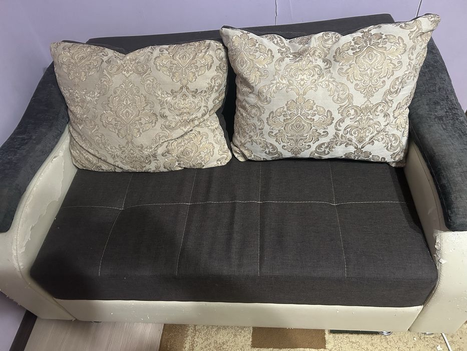 Продам диван старый с подушками вместе