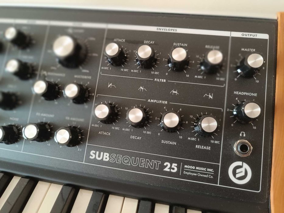 Продавам Moog Subsequent 25