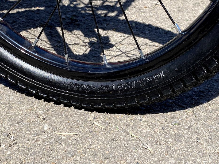 Bicicletă băieți 4-7 ani, 16” cu roți ajutătoare și frâne, coș plastic