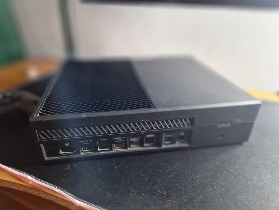Xbox One Fat 1TB + Kinect + 2 controllere + 5 jocuri