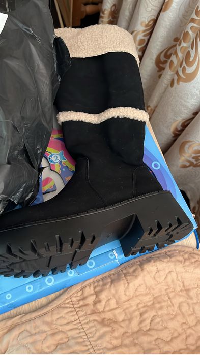 Продается женские сапоги