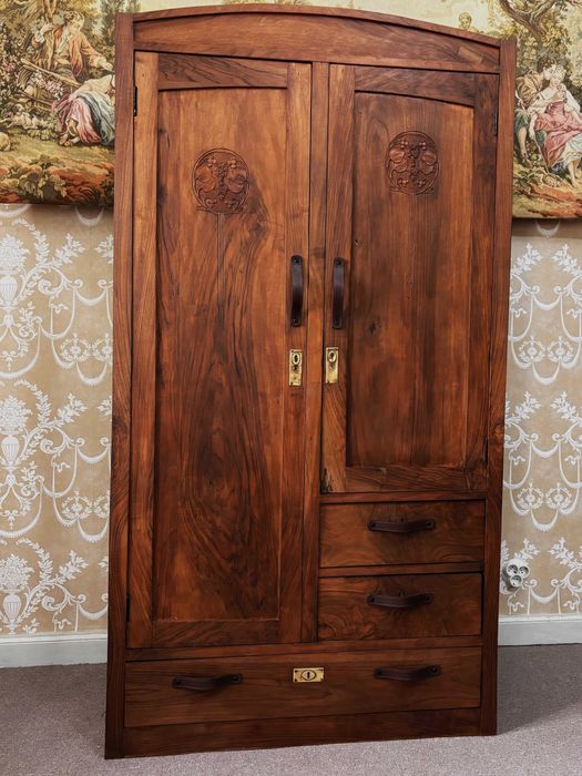 Реновиран гардероб, от масивно дърво