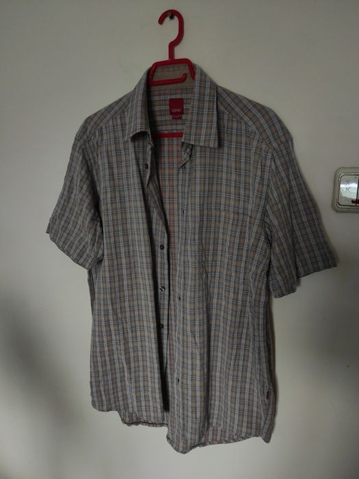 Cămăși de diferite mărimi și modele diferite