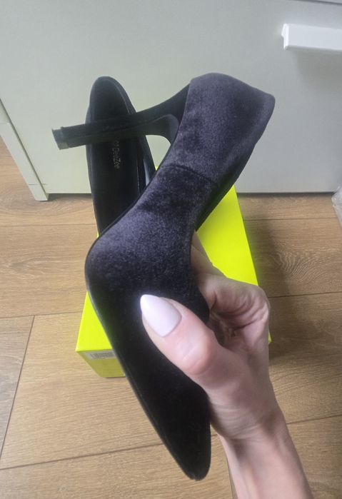 Черни плюшени обувки