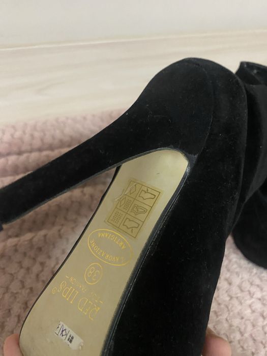 Дамски затворени обувки с ток