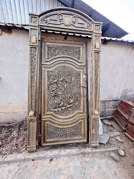 Дверь кованная с узорами