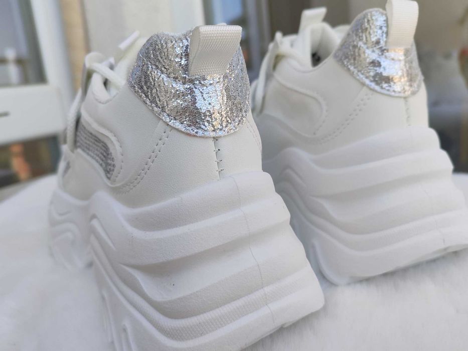 Бели маратонки с камъни