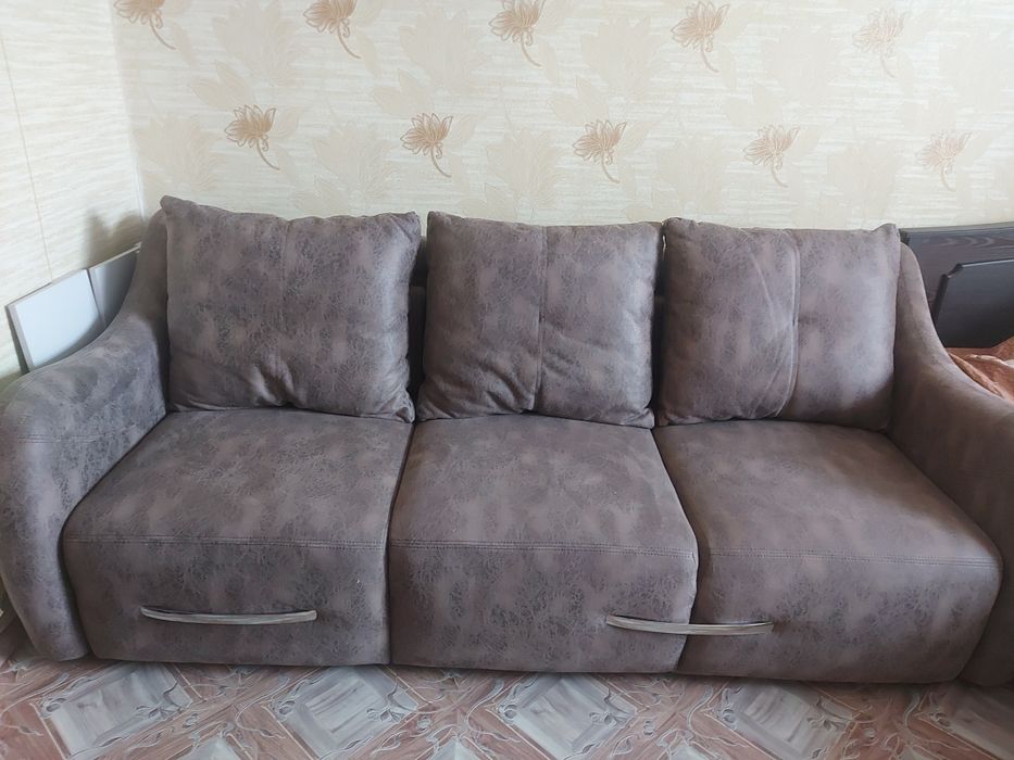 Продам диван почти новый