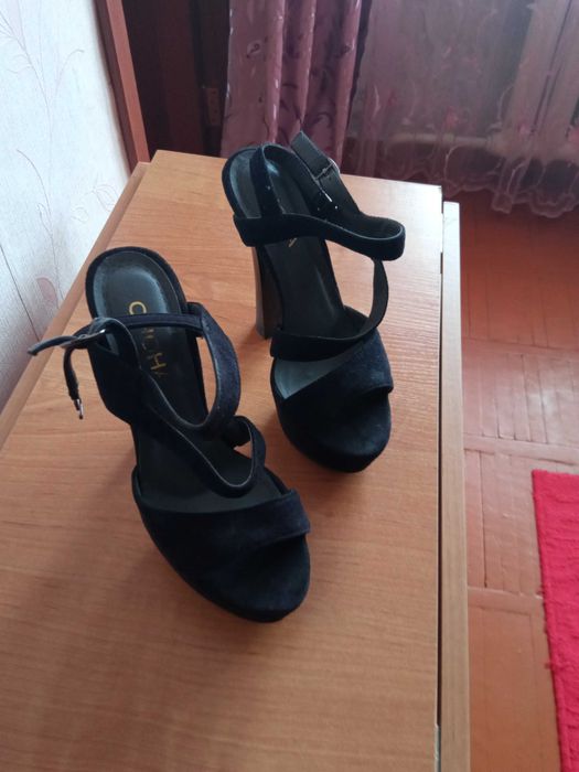 Продам босоножки