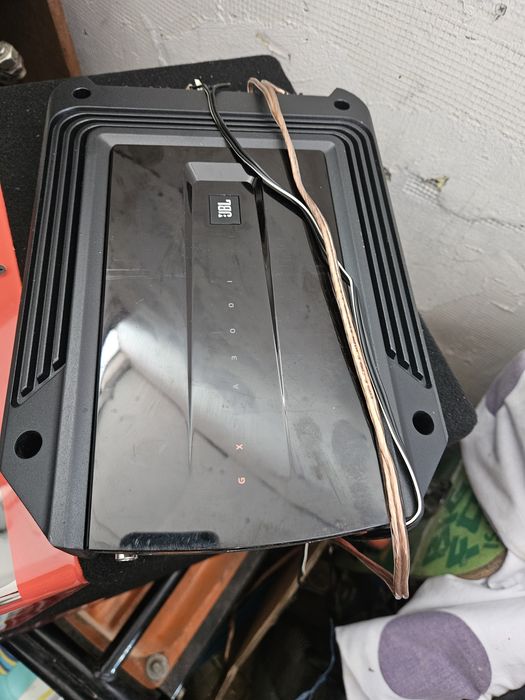 Subwoofer și stație auto JBL